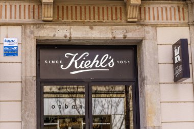 Barselona, İspanya-9 Nisan 2023. Kiehl, cilt, vücut ve saç bakım ürünleri konusunda uzman bir Amerikan kozmetik ürünüdür. 1851 'de New York' ta kuruldu, ön cephede logo.