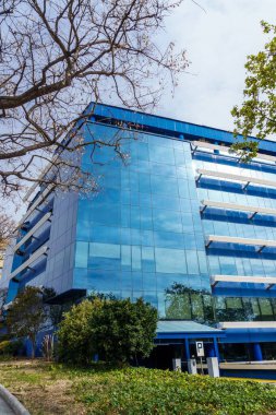 Şehir merkezinde gökdelenler ve yeşillikler sergileniyor.