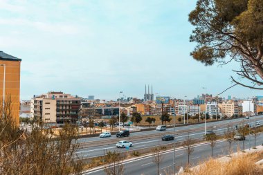 Badalona, İspanya. 2 Mayıs 2023. İspanya, Badalona 'nın panoramik manzarası. Termik santral, üç baca.
