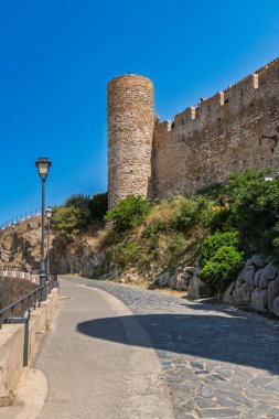 Tarihsel villa vella kale duvarları ve Tossa de mar, İspanya 'da kayalık bir uçurumun üzerinde duran bir kule.