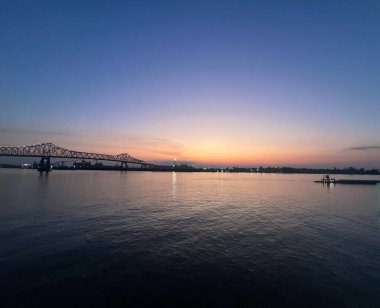 Baton Rouge, Louisiana 'daki Mississippi Nehri üzerinde gün batımı