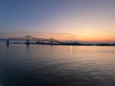 Baton Rouge, Louisiana 'daki Mississippi Nehri üzerinde gün batımı
