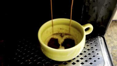 Sabahları evde espresso yapıyorum.