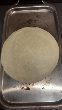 Hamuru karıştırmaktan yuvarlayıp pişirmeye kadar yumuşak tako büyüklüğünde un tortilla yapma sürecini adım adım gösteren bir video. Bu taze tortillalar taco ve diğer Meksika yemekleri için kullanılmaya hazır..