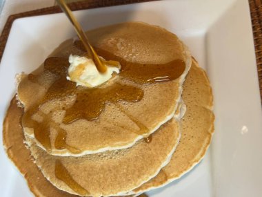 Krep üzerine tereyağlı çiseleyen şurup