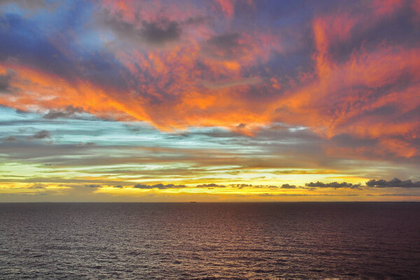 Красивый и успокаивающий закат над морем - красочное небо и облака