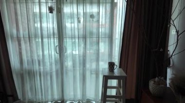 Odada buzlu desenli büyük pencereli video.