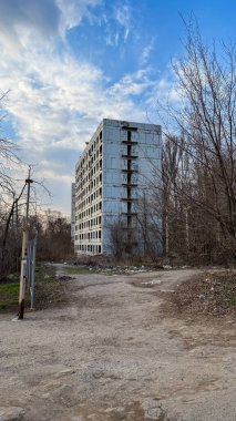 Şehirdeki terk edilmiş eski bina.