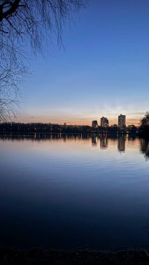 Gün batımında nehrin diğer tarafındaki evler.