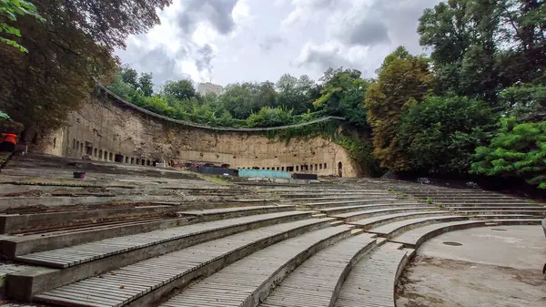Eski terk edilmiş yaz tiyatrosu