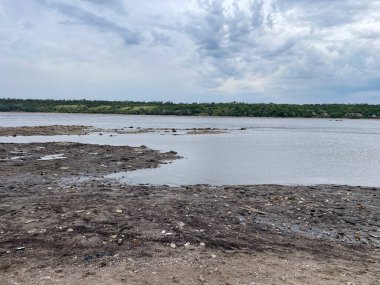 Nehirdeki su seviyesi düştükten sonra kıyıda çok fazla ıslak kum vardı.