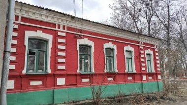 Parlak kırmızı renkli eski bir bina.