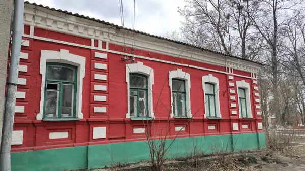 Parlak kırmızı renkli eski bir bina.