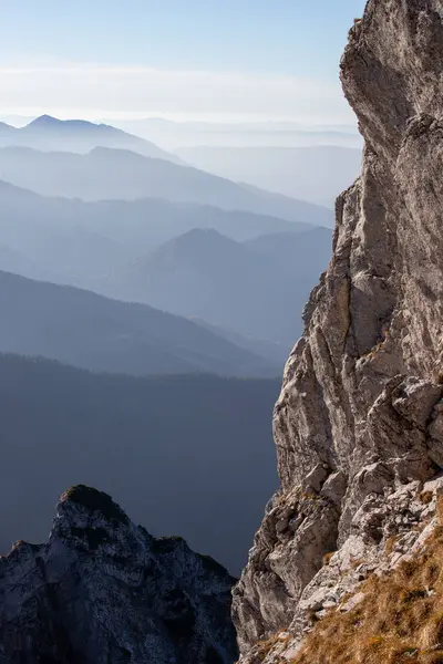 Polonya Tatra Dağları 'ndaki Giewont tepesine giden yol boyunca nefes kesici bir manzara. Ufuk çizgisine uzanan sisli tepeler, yumuşak sabah ışığında yıkanır..