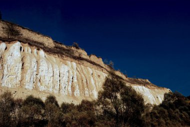 Deniz kenarındaki kayalıklara bak.