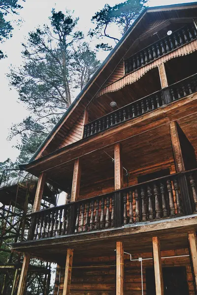 Ormandaki eski ahşap ev