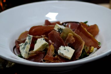 Prosciutto, parmesan, zeytin ve peynirli lezzetli salata.