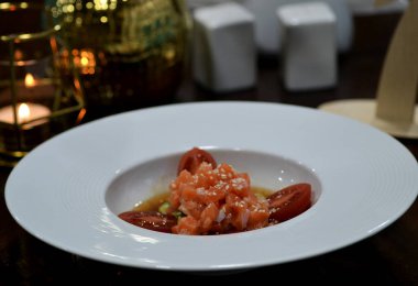 Masada somon ve sebzeli bir tabağın yakın çekimi.