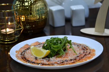 Limonlu somon balığı ve tabakta salata, yakın plan fotoğraf.