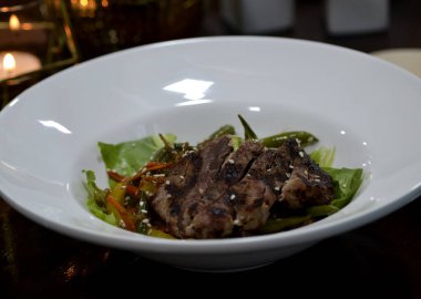 Sebzeli bir tabak biftek.