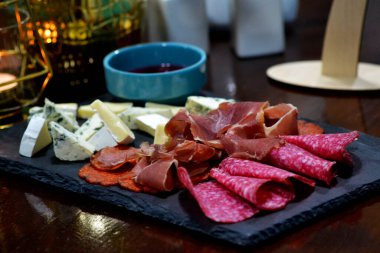 Peynir tabağı salamlı ve peynirli.