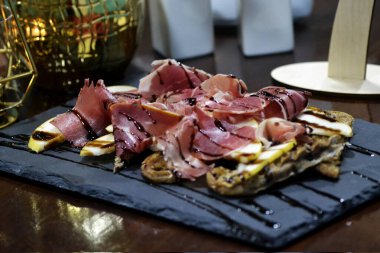 Yakın çekim. Masada lezzetli yemekler var.