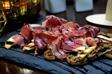 İtalyan yemeği. Tabağında incir olan jambon.