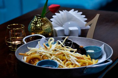 Kızarmış tavuğun mutfak fotoğrafı.