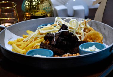 Lezzetli sığır eti ve patates kızartması.