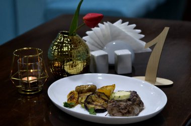 Bıçaklı bir tabak ve beyaz bir tabakta çatalla yakın çekim.