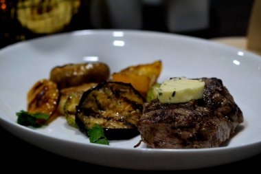 Tabakta patates ve ızgara biftek.