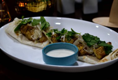 Lezzetli Asya yemeklerinin yakın görüntüsü