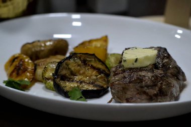 Sebze ve soslu ızgara et.