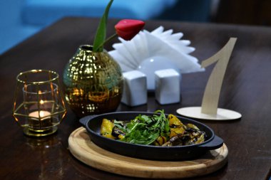 Kızarmış tavuğun mutfak fotoğrafı.