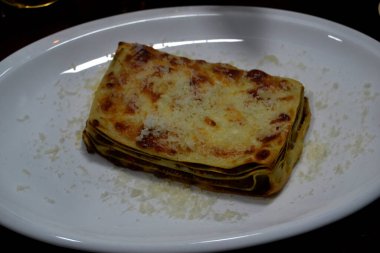 Bir parça parmesanlı lazanya.