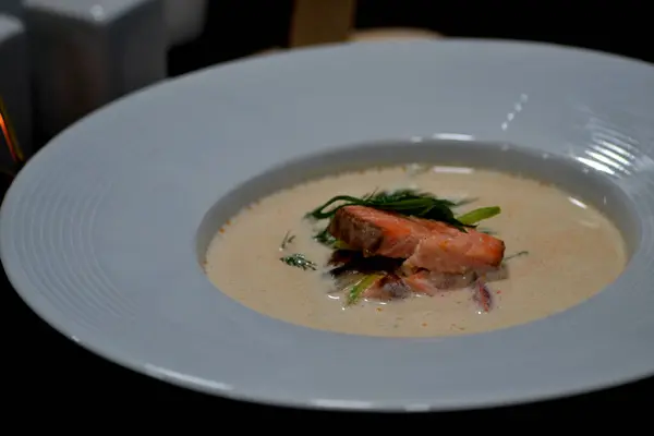 Masadaki lezzetli yiyeceklerin manzarasını kapat.