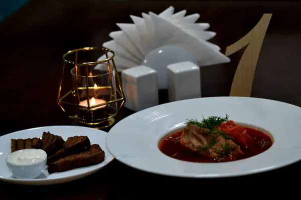 Bir tabloda lezzetli yemek.