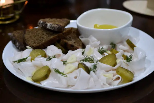 Rus ringa balığı ve bir bardak votka, yakın çekim.
