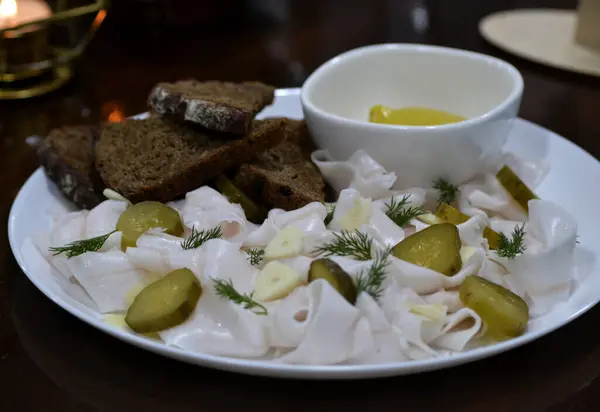 Bir kase dolusu dereotlu balık.