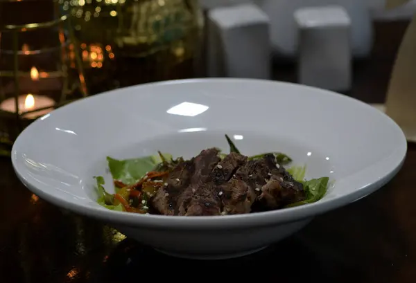 Lezzetli Asya yemeklerinin yakın görüntüsü