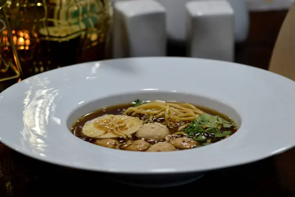 etli erişte, sebze ve mantar.