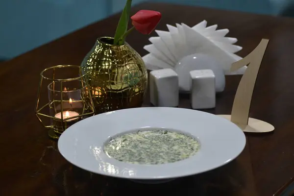 Mumlar ve bir fincan çayla eski bir kilisenin masası.