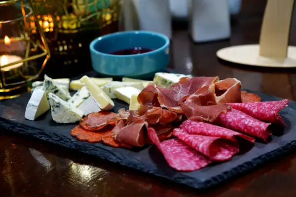 Peynir ahşap masa üzerinde farklı türleri.