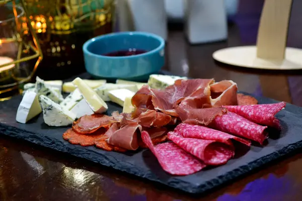 Peynirli salam ve fındık