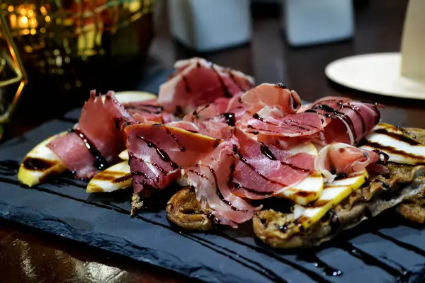 İtalyan yemeği. Tabağında incir olan jambon.