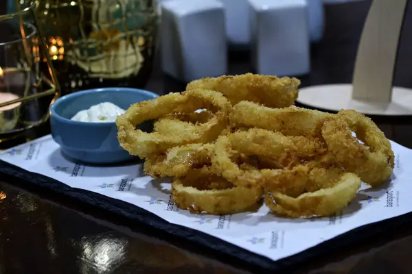 Soğan ve soslu kızarmış kalamar.