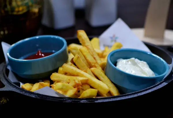 Ketçap ve soslu patates kızartması.