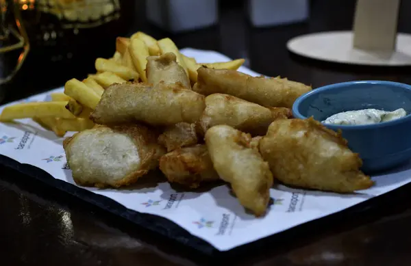 Balık ve cips tablo.