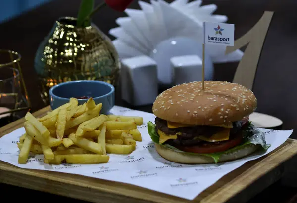 Tahta masada peynirli ve sebzeli patates kızartması.