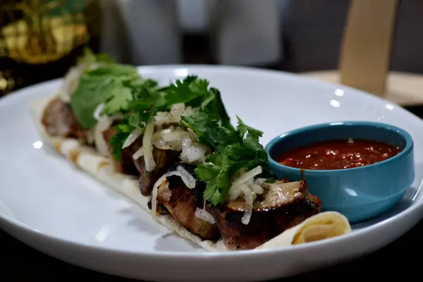 Lezzetli yiyeceklerin yüksek açılı çekimi.